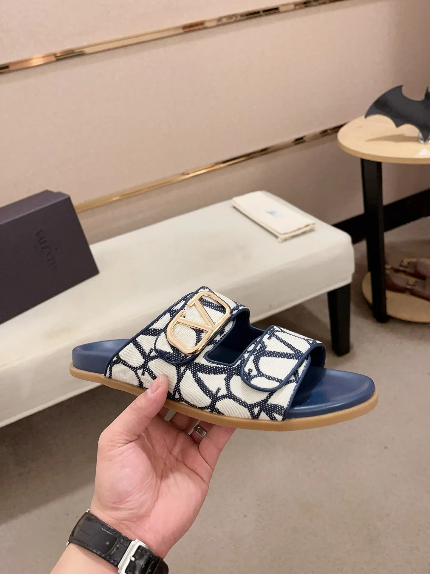 Men's shoes💰: 440💰[Valentino] New men's boutique slippers, counter quality, classic plaid, the actual workmanship is quite complex🔰The uppers are made of imported fabrics➕🐑Sheepskin lining, which tests the craftsman's craftsmanship➕original PU outsole. Size: 38-44 (45 can be customized, non-refundable)